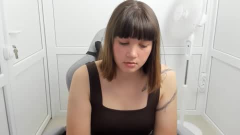 Snapshot of emilli_moon chatting on May 27, 2026, 6:10 am Emmi online show from May 27, 2026, 6:10 am