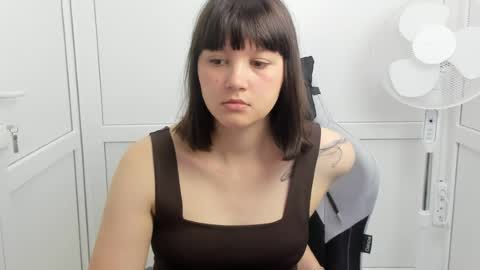 Snapshot of emilli_moon chatting on May 29, 2026, 6:33 am Emmi online show from May 29, 2026, 6:33 am