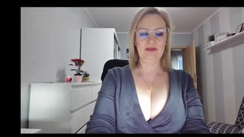 EmillyLove online show from December 18, 2025, 8:42 am