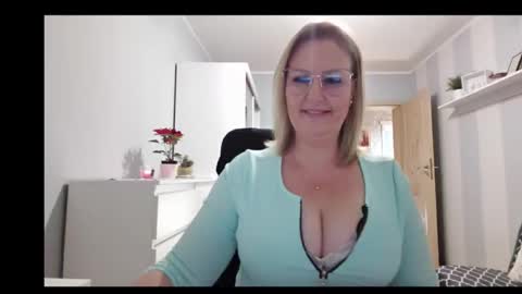 EmillyLove online show from December 19, 2025, 9:16 am