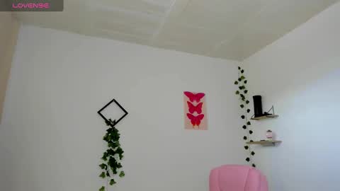 Snapshot of emily_coraline chatting on December 9, 2024, 3:54 pm Emily online show from December 9, 2024, 3:54 pm