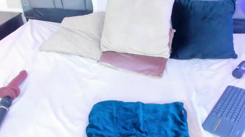 Emi  online show from February 6, 2025, 6:02 pm