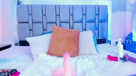 Emi  online show from February 20, 2025, 5:29 pm