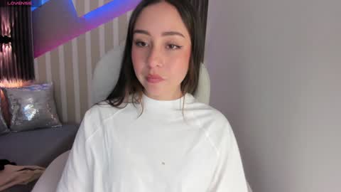 Snapshot of emily_layton chatting on January 22, 2025, 2:35 pm Emily online show from January 22, 2025, 2:35 pm