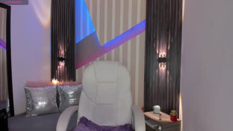 Snapshot of emily_layton chatting on January 24, 2025, 3:55 pm Emily online show from January 24, 2025, 3:55 pm
