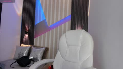 Snapshot of emily_layton chatting on January 28, 2025, 5:46 pm Emily online show from January 28, 2025, 5:46 pm