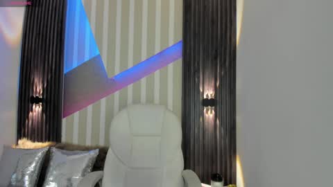 Snapshot of emily_layton chatting on January 29, 2025, 5:35 pm Emily online show from January 29, 2025, 5:35 pm