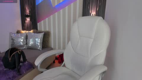 Snapshot of emily_layton chatting on February 4, 2025, 2:32 pm Emily online show from February 4, 2025, 2:32 pm