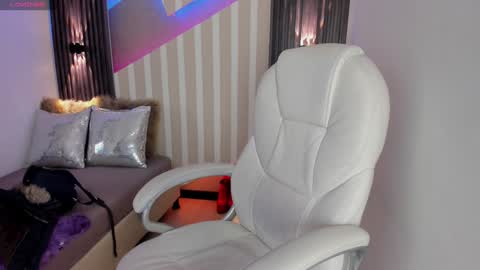 Snapshot of emily_layton chatting on February 6, 2025, 2:37 pm Emily online show from February 6, 2025, 2:37 pm