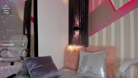 Snapshot of emily_layton chatting on February 27, 2025, 6:53 pm Emily online show from February 27, 2025, 6:53 pm