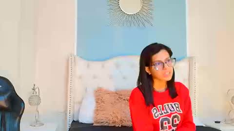 Snapshot of emily_loperaa chatting on January 15, 2026, 9:18 pm Emily online show from January 15, 2026, 9:18 pm