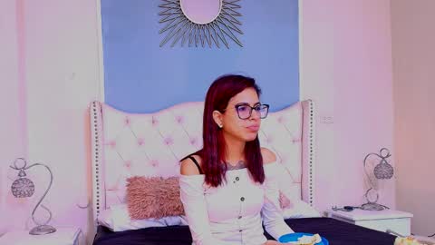 Snapshot of emily_loperaa chatting on February 16, 2026, 11:01 pm Emily online show from February 16, 2026, 11:01 pm