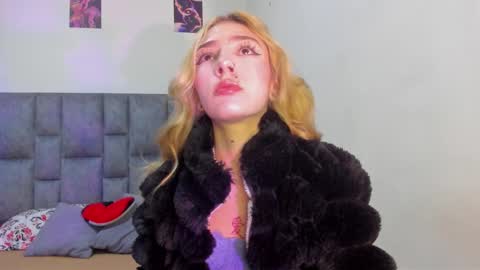 Snapshot of emily_pons chatting on February 16, 2026, 6:48 pm Emi online show from February 16, 2026, 6:48 pm