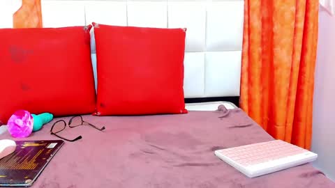 Snapshot of emily_sexy3 chatting on January 19, 2025, 5:18 pm Emily online show from January 19, 2025, 5:18 pm