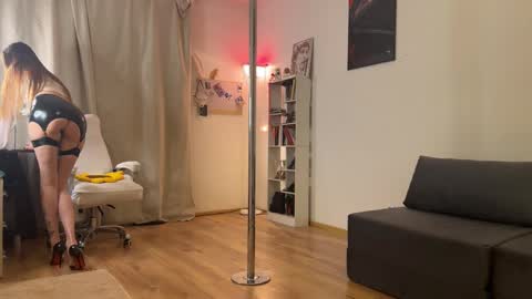 Snapshot of emily_w0w_ chatting on March 23, 2026, 8:24 pm Lia online show from March 23, 2026, 8:24 pm
