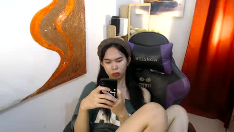 emily_xo143 online show from July 7, 2026, 7:23 am