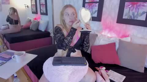 Snapshot of emilysumer chatting on November 29, 2025, 1:19 am Summer 3 online show from November 29, 2025, 1:19 am