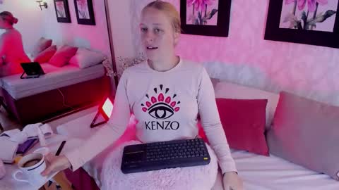 Snapshot of emilysumer chatting on December 5, 2025, 5:38 am Summer 3 online show from December 5, 2025, 5:38 am