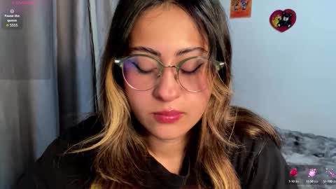 Snapshot of emma__bell_ chatting on October 1, 2025, 10:49 pm Emma Is here online show from October 1, 2025, 10:49 pm