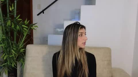 Snapshot of emma_blue_ chatting on September 13, 2025, 4:01 am Emma Blue modelo independiente online show from September 13, 2025, 4:01 am
