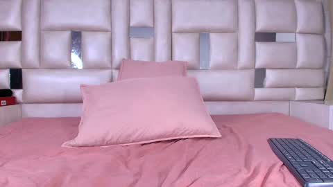 Snapshot of emma_curvy1 chatting on October 1, 2025, 3:01 am Emma online show from October 1, 2025, 3:01 am