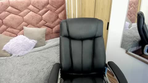 Snapshot of emma_ford1 chatting on October 9, 2025, 5:16 am Emma online show from October 9, 2025, 5:16 am