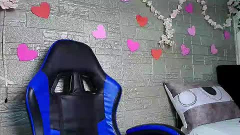 Snapshot of emma_honey__ chatting on December 5, 2025, 2:09 am Emma Miel online show from December 5, 2025, 2:09 am