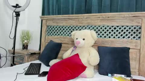 Emma Loaiza  online show from May 24, 2026, 3:22 am