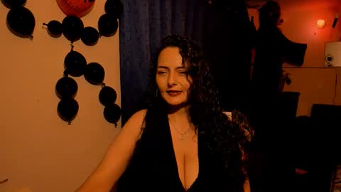 Snapshot of emma_luxy chatting on October 31, 2025, 12:33 am emma luxy online show from October 31, 2025, 12:33 am