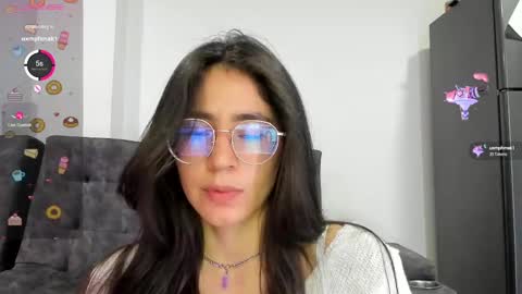 Snapshot of emma_sandovaal chatting on February 16, 2025, 5:15 am Emma online show from February 16, 2025, 5:15 am