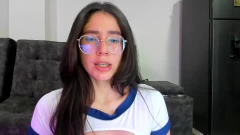 Snapshot of emma_sandovaal chatting on March 5, 2025, 4:34 am Emma online show from March 5, 2025, 4:34 am