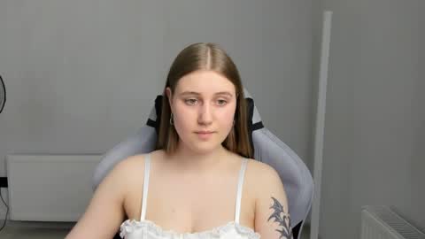 Snapshot of emma_sweettyy chatting on June 17, 2026, 12:07 pm Emma online show from June 17, 2026, 12:07 pm