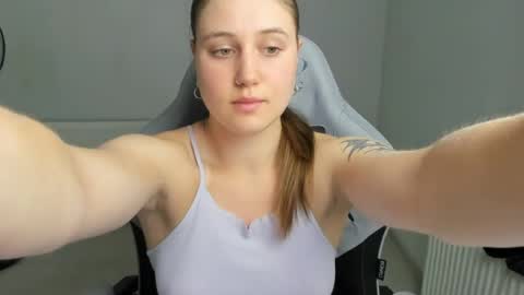 Snapshot of emma_sweettyy chatting on July 5, 2026, 12:01 pm Emma online show from July 5, 2026, 12:01 pm