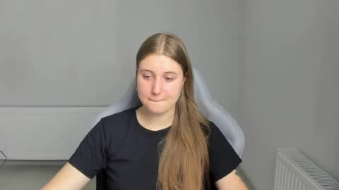Snapshot of emma_sweettyy chatting on July 10, 2026, 6:39 am Emma online show from July 10, 2026, 6:39 am