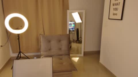 Snapshot of emmabeecker_ chatting on December 2, 2024, 5:37 am Emma online show from December 2, 2024, 5:37 am