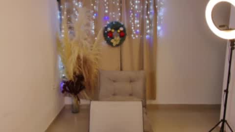 Snapshot of emmabeecker_ chatting on December 21, 2024, 6:09 am Emma online show from December 21, 2024, 6:09 am