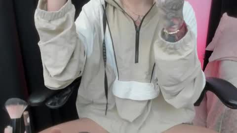 Snapshot of emmabridgerton chatting on January 16, 2026, 10:47 pm Emma online show from January 16, 2026, 10:47 pm