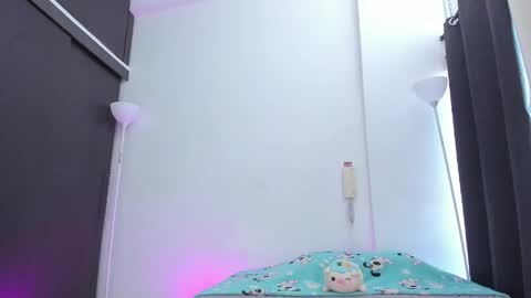 emmaclark_1 online show from May 7, 2026, 8:25 pm