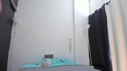 emmaclark_1 online show from May 21, 2026, 7:43 pm