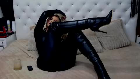 Emma Mavis online show from April 10, 2026, 7:35 am