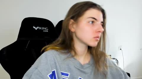 Snapshot of emmamon chatting on November 13, 2025, 11:09 am Emma online show from November 13, 2025, 11:09 am