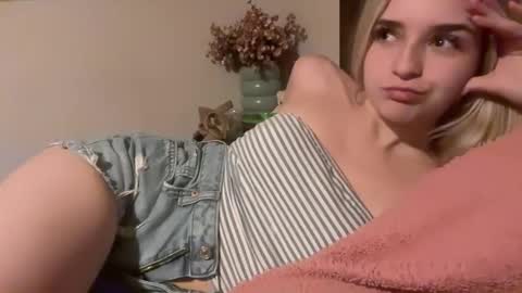 EmmaAngel online show from November 5, 2025, 2:00 am