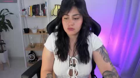 Snapshot of emmax_x chatting on November 18, 2025, 10:31 am EMMA online show from November 18, 2025, 10:31 am