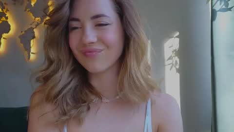 Snapshot of emmi_rosee chatting on February 19, 2025, 10:01 am Miss Emmi online show from February 19, 2025, 10:01 am