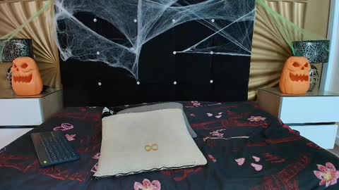 Snapshot of emmily_keller chatting on October 27, 2025, 1:37 pm Emmily keller online show from October 27, 2025, 1:37 pm