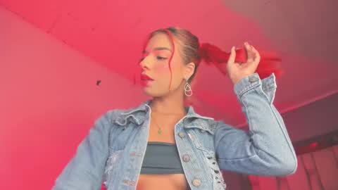 Snapshot of emmily_savage chatting on February 20, 2025, 3:56 am online show from February 20, 2025, 3:56 am