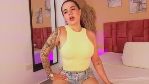Snapshot of emmy_danielss chatting on March 6, 2026, 11:39 am emmy_danielss online show from March 6, 2026, 11:39 am