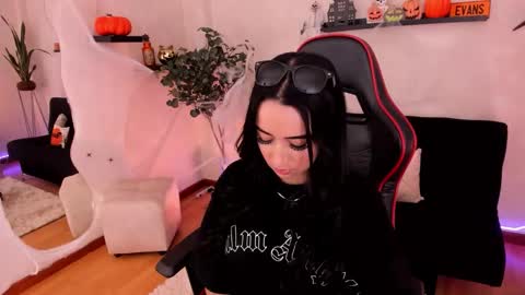 Emmy Evans  online show from October 20, 2025, 8:31 pm