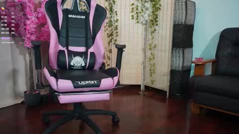 Snapshot of emmyfoxxofficial chatting on March 10, 2026, 5:51 pm Emmylie online show from March 10, 2026, 5:51 pm