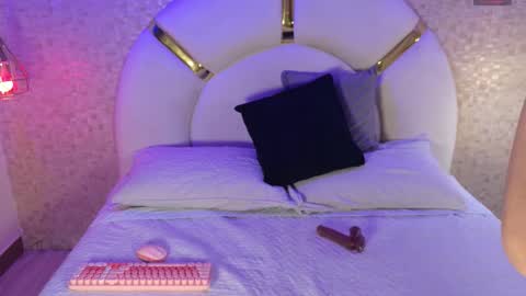 Emy  online show from November 8, 2025, 11:43 am